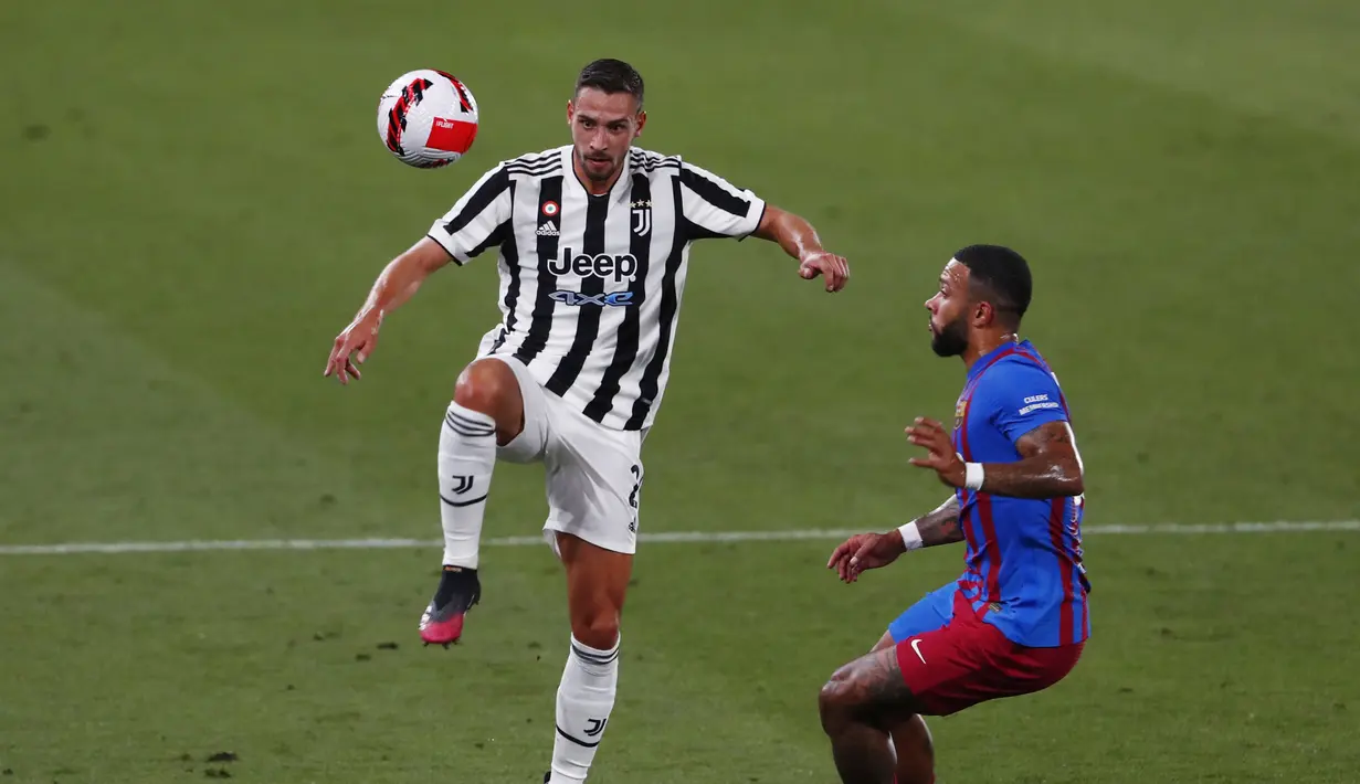 Pemain belakang Juventus Mattia De Sciglio (kiri) mengontrol bola di depan penyerang Barcelona, Memphis Depay pada pertandingan Joan Gamper Trophy di Estadi Johan Cruyff, Minggu (8/8/2021). (AP/Joan Monfort)