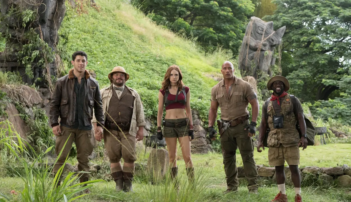 Dalam film tersebut, keempat pemain film Jumanji berusaha untuk keluar dari hutan agar bisa kembali ke dunia nyata. (scifinowcouk)