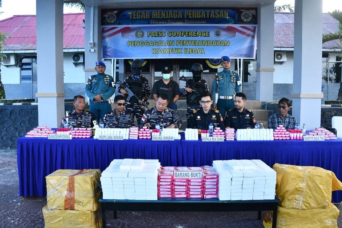 FOTO: TNI AL Gagalkan Penyelundupan Ribuan Kosmetik Ilegal di Perbatasan Sebatik