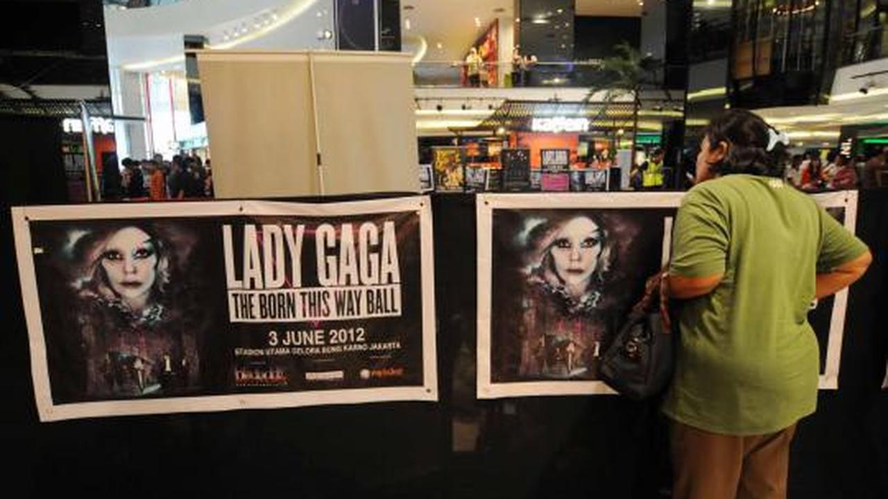 Ratusan penggemar antre beli tiket Lady Gaga
