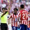 Wasit Miguel Angel Ortiz Arias mengeluarkan kartu kuning untuk gelandang asal Inggris milik Real Madrid, #05 Jude Bellingham (tidak terlihat dalam foto), saat pertandingan  Liga Spanyol antara Atletico Madrid dan Real Madrid di Stadion Metropolitano, Madrid, pada 20 September 2026. (Oscar DEL POZO/AFP)