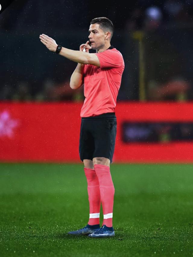 Editan Pesepak Bola Jadi Wasit Ini Bikin Ketawa Geli