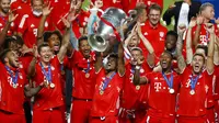 Pemain Bayern Munchen, Kingsley Coman, mengangkat trofi usai menjuarai Liga Champions di Stadion The Luz, Portugal, Senin (24/8/2020). Bayern Munchen berhasil menjadi juara usai menaklukkan PSG 1-0. (Miguel A. Lopes/Pool via AP)