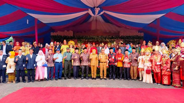 Senyum Bahagia Ratusan Pasutri Ikut Nikah Massal di Palembang