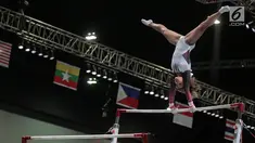 Atlet Senam Timnas Indonesia Rifda Irfanaluthfi saat beraksi dalam palang bertingkat di Sea Games 2017, Kuala Lumpur, Malaysia, Selasa (22/8). Rifda berhasil mendapatkan medali perunggu dengan skor 12.075. (Liputan6.com/Faizal Fanani)