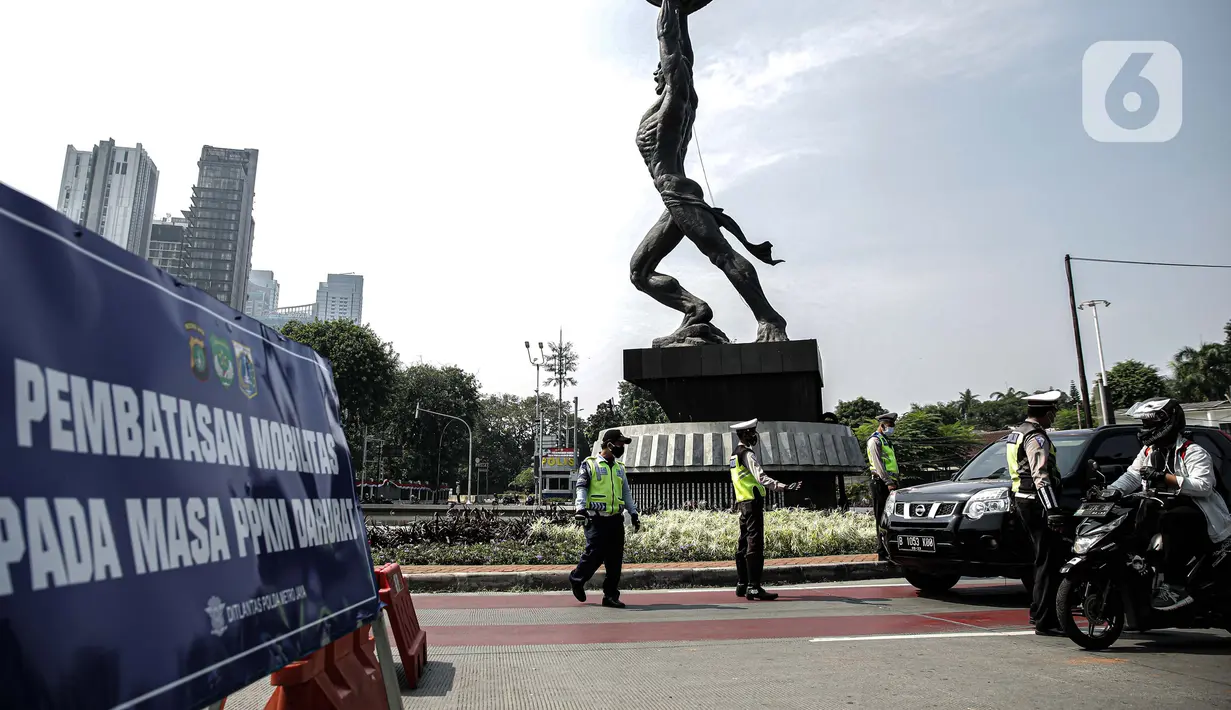 Polisi berjaga di tempat penyekatan PPKM Darurat di kawasan Ratu Plaza, Jakarta, Sabtu (17/7/2021). Menko PMK Muhadjir Effendy menerangkan perpanjangan PPKM Darurat untuk menekan penularan COVID-19 sudah diputuskan Presiden RI Joko Widodo dalam Rapat Kabinet Terbatas. (Liputan6.com/Faizal Fanani)