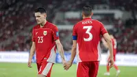 Bek Timnas Indonesia, Justin Hubner dan Jay Idzes, dalam laga melawan Bahrain di SUGBK, Jakarta, Selasa (27/3/2025). (Bola.com/Bagaskara Lazuardi)