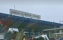 Detik-Detik Menegangkan Truk Merah Tabrak 2 Brio Lalu Kabur & Seruduk Pikap hingga Terpental di Tol Halim