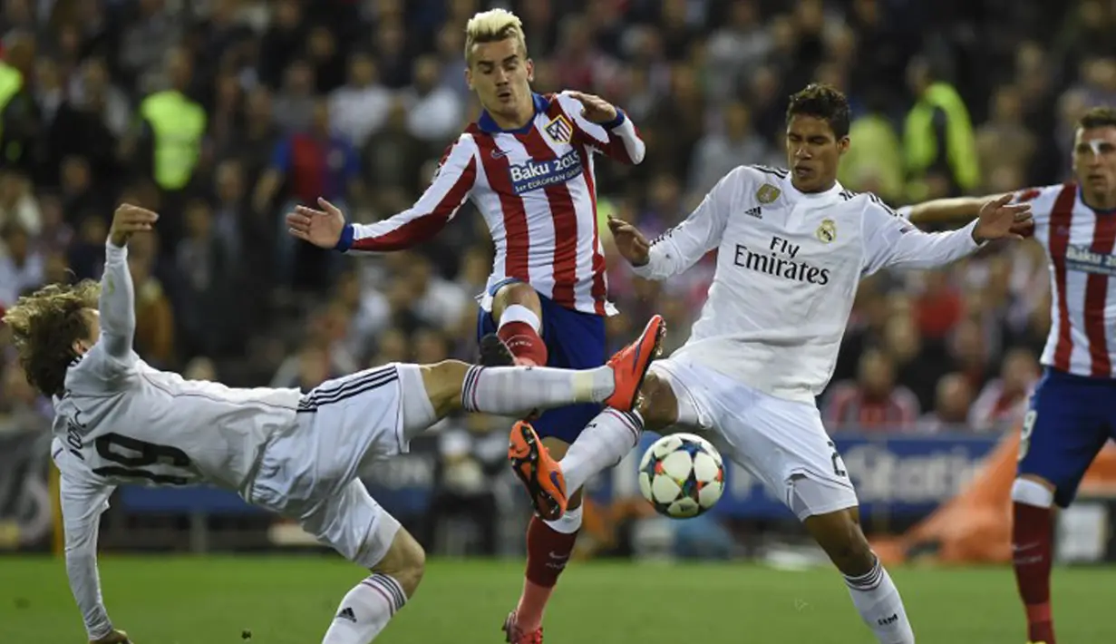 Penyerang Atletico Madrid, Antoine Griezmann berusaha melewati pemain Real Madrid di leg 8 besar Liga Champions di Vicente Calderon, Spanyol Rabu (15/4/2015). Atletico Madrid bermain imbang 0-0 dengan Real Madrid. (AFP PHOTO/Pierre Philippe Marcou)