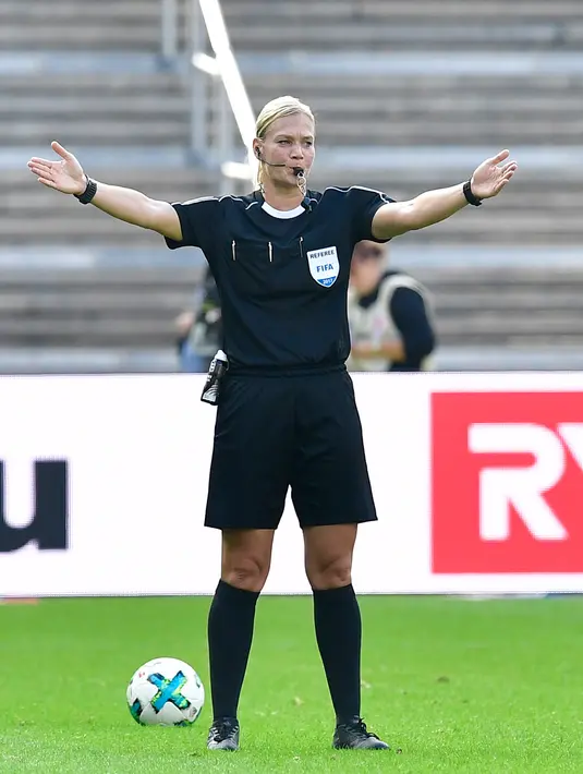 Wasit wanita, Bibiana Steinhaus saat memimpin pertandingan Hertha Berlin melawan Werder Bremen dalam Bundesliga Jerman di Berlin (10/9). Steinhaus adalah polisi berusia 38 tahun, dan telah menjadi wasit FA Jerman sejak 1999. (AFP Photo/Tobias Schwarz)