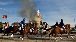 Sechseläuten adalah tradisi karnaval untuk melepaskan musim dingin dan menyambut suka cita musim semi Swiss, Senin (24/4). Puncak dari karnaval ini adalah Upacara pembakaran Böögg. (AFP PHOTO / Michael Buholzer)