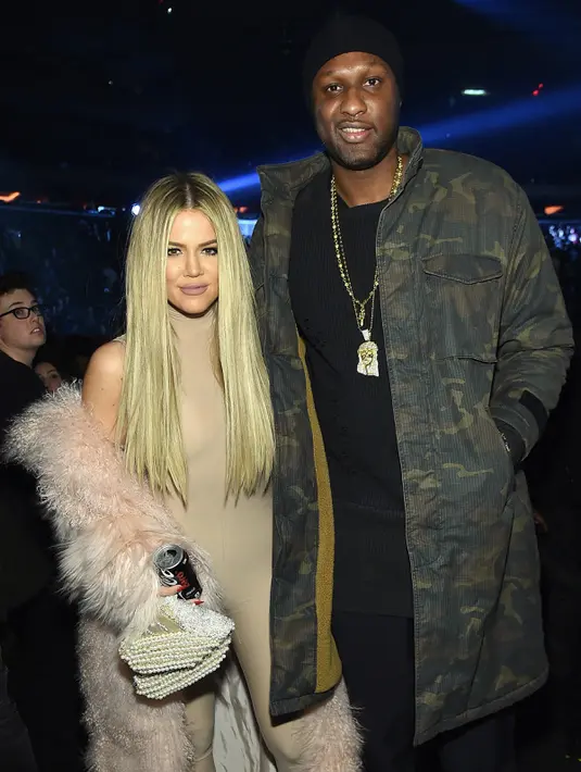 Kekompakan Khloe Kardashian dan Lamar Odom saat menghadiri Kanye West Yeezy Season di Madison Square Garden, New York, Kamis (11/2). (Jamie McCarthy/Getty Images untuk Yeezy Season 3/AFP)