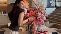 Aaliyah Massaid Diberi Kejutan Anniversary oleh Thariq Halilintar, Bangun Tidur Disambut Buket Bunga