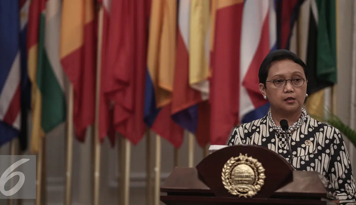 Menlu Retno Marsudi memberikan keterangan singkat di kantor Kementerian Luar Negeri, Jakarta, Senin (2/5). Kedatangan 10 WNI Sandera Abu Sayyaf  tersebut untuk diserahterimakan kepada Keluarga. (Liputan6.com/Faizal Fanani)
