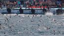 Ratusan atlet renang mengikuti lomba renang dari Asia hingga Eropa di Selat Bosphorus ke-30, Istanbul, Turki, (22/7). Lebih dari 2.000 peserta terjun dari feri dan berenang sejauh sekitar 6,5 km di acara tersebut. (AP Photo/Lefteris Pitarakis)