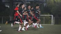 Para pemain Persija Jakarta mendapatkan menu latihan dasar sepak bola dalam sesi yang digelar di Nirwana Park, Bojongsari, Sawangan.