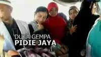 Tim medis harus berjibaku menyelamatkan korban yang rata-rata cedera di kepala dan patah tulang karena tertimpa bangunan.