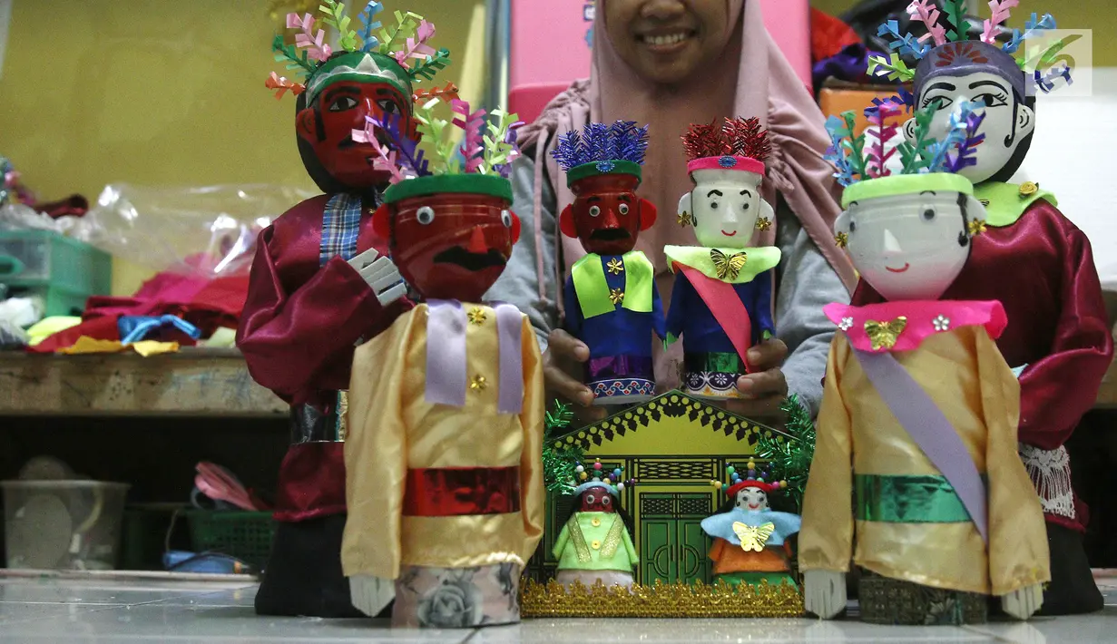 Miniatur ondel-ondel dari botol plastik dipajang di rumah produksi Kramat Jati, Jakarta, Rabu (28/11). Miniatur yang terbuat dari plastik diproduksi 50-80 buah dengan omset 5-8 Juta perbulan. (Liputan6.com/Herman Zakharia)
