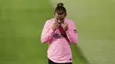 Penyerang Barcelona, Antoine Griezmann, tertunduk lesu usai ditaklukkan Getafe pada laga Liga Spanyol di Stadion Coliseum Alfonso Perez, Minggu (18/10/2020). Barcelona takluk dengan skor 1-0. (AP/Manu Fernandez)