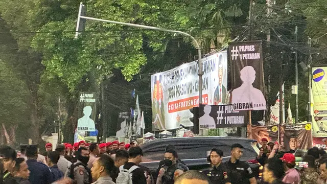 Suasana di Gedung KPU menjelang pengundian nomor urut capres-cawapres 2024.