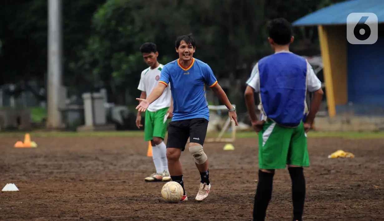 Mantan pesepakbola Nasional, Ricky Yakobi membawa bola saat melatih di salah satu lapangan di Jakarta.   Striker legendaris Timnas Indonesia Ricky Yacobi meninggal dunia pada Sabtu (21/11/2020) pagi WIB. (Liputan6.com/Helmi Fithriansyah)