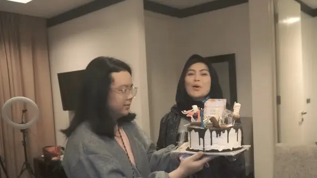 Jarang Tersorot, Ini 6 Potret Terbaru Anggia Novita Mantan Istri Ferry Irawan