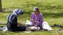 Orang-orang Iran pergi berpiknik ke taman-taman atau pedesaan untuk menandai Sizdah-bedar, sebuah festival kuno untuk merayakan hari ke-13 musim semi, yang merupakan hari libur resmi di Iran yang dikenal sebagai Hari Alam dalam kalender. (Photo by AFP)