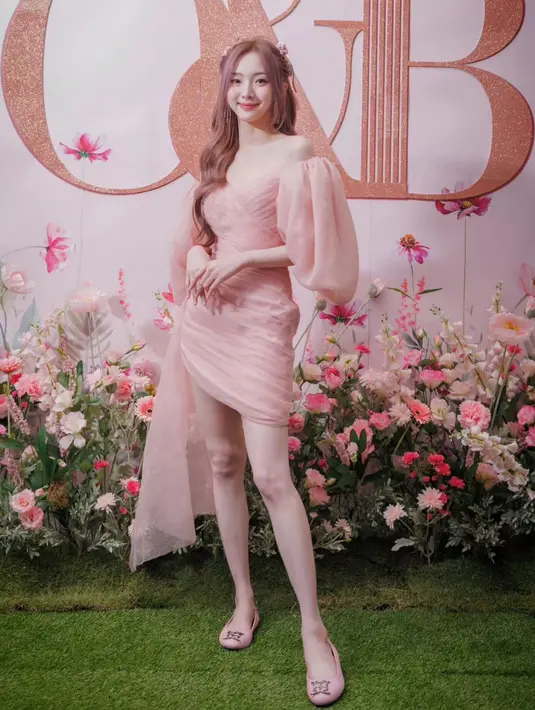 Selain dikenal sebagai aktris dan penyanyi berparas cantik, Nene juga memiliki selera fashion yang menarik.  [@nenevader]