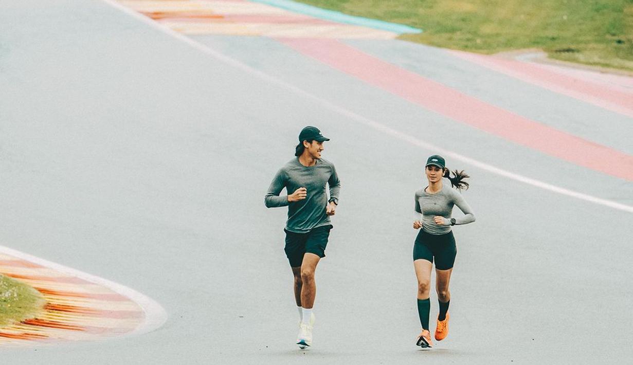 Sebagai seorang pembalap yang mengikuti ajang internasional, Sean memang kerap keliling luar negeri untuk mengikuti berbagai balapan. Terlihat bahwa dalam beberapa balapan yang Sean ikuti, ada sosok Hana Malasan yang turut menemaninya. Selain itu keduanya pun terlihat kerap menjalani aktivitas seru bersama seperti lari bareng di sirkuit. (Liputan6.com/IG/@hanamalasan)