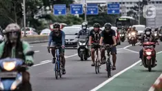 Pesepeda melintasi Jalan Jenderal Sudirman, Jakarta, Senin (18/1/2021). Dinas Perhubungan Provinsi DKI Jakarta mencatat volume lalu lintas pesepeda mengalami peningkatan 4,1 persen selama sepekan pengetatan Pembatasan Sosial Berskala Besar (PSBB). (merdeka.com/Iqbal S. Nugroho)