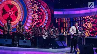 Pedangdut Rhoma Irama saat tampil dalam acara Indonesian Dangdut Awards 2018 di Studio 5 Indosiar, Jakarta, Jumat (12/10). Rhoma Irama membawakan lagu Euphoria dan Musik. (Liputan6.com/Faizal Fanani)