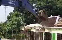 Kesal Diselingkuhi Istri, Pria Sragen Nekat Hancurkan Rumah Pakai Eskavator