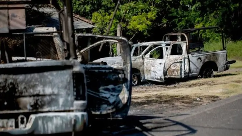 Kendaraan polisi Meksiko yang dibakar selama penyergapan. (AFP)