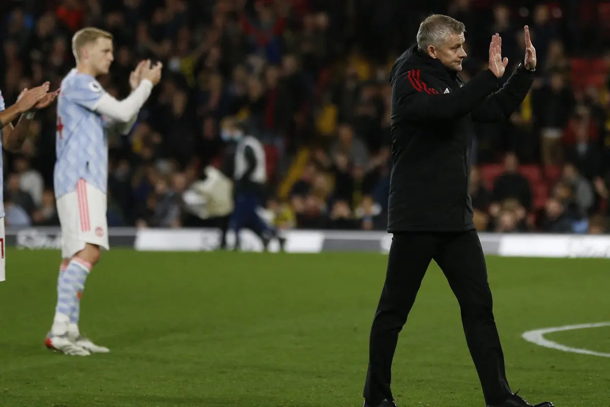 Foto: Usai Dibantai Watford, Ole Menghampiri Fans Manchester United Ditemani Sejumlah Pemain