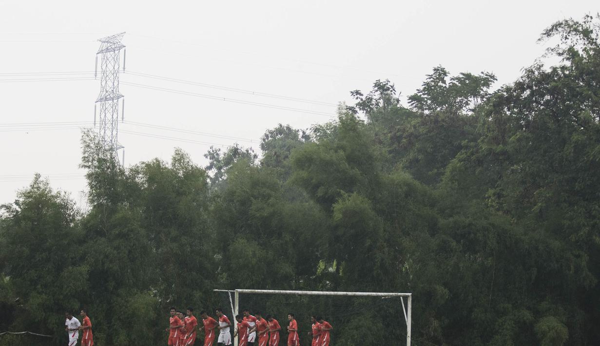 Para pemain Persija melakukan pemanasan saat latihan perdana jelang babak 8 besar Piala Jenderal Sudirman di Lapangan Sawangan, Depok, Jawa Barat, Jumat (4/12/2015). (Bola.com/Vitalis Yogi Trisna)