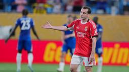 Pemain Benfica, Kerem Akturkoglu, tampak kecewa setelah ditaklukkan Chelsea pada laga 16 besar Piala Dunia Antarklub 2025 di Bank of America Stadium, Minggu (29/6/2025). (AP Photo/Nell Redmond)