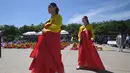 Dua gadis Korea Selatan mengenakan busana tradisional saat mengikuti upacara Coming of Age Day di desa Hanan Namsan di Seoul (21/5). (AFP Photo/Jung Yeon-je)