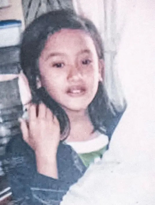 Dari foto ini terlihat wajah polos Cita Citata saat masih remaja. Banyak yang memuji kalau paras pelantun lafu Goyang Dumang itu imut dan sudah cantik dari dulu.(Liputan6.com/IG/@cita_citata)