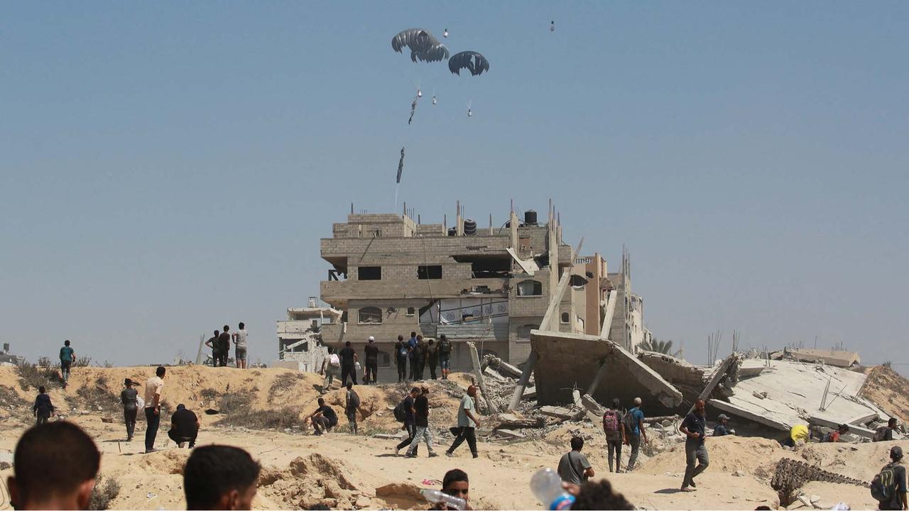 FOTO:  Momen Bantuan Kemanusiaan Dijatuhkan dari Udara di Langit Gaza