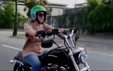 Deretan Potret Hot Mom Selvi Kitty Kendarai Moge di Bali, Sat-set Membelah Jalanan Keren Abis