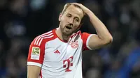 Ekspresi kecewa striker Bayern Munchen, Harry Kane usai timnya kalah dari Vfl Bochum pada lanjutan Bundesliga 2023/2024, Minggu (18/2/2024). (AP Photo/Martin Meissner)