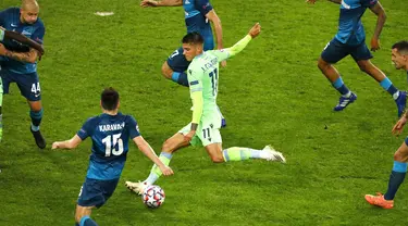 Pemain Lazio Joaquin Correa menendang bola saat menghadapi Zenit St. Petersburg pada pertandingan Grup F Liga Champions di Stadion Saint Petersburg, St. Petersburg, Rusia, Rabu (4/11/2020). Pertandingan berakhir dengan skor 1-1. (AP Photo/Mike Kireev)