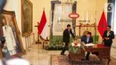 Menteri Luar Negeri Maroko, Nasser Bourita mengisi buku tamu disaksikan Menteri Luar Negeri RI, Retno Marsudi  di kantor Kemenlu, Jakarta, Senin (28/10/2019). Pertemuan tersebut membahas hubungan bilateral antara kedua negara. (Liputan6.com/Faizal Fanani)