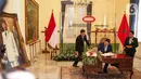 Menteri Luar Negeri Maroko, Nasser Bourita mengisi buku tamu disaksikan Menteri Luar Negeri RI, Retno Marsudi  di kantor Kemenlu, Jakarta, Senin (28/10/2019). Pertemuan tersebut membahas hubungan bilateral antara kedua negara. (Liputan6.com/Faizal Fanani)