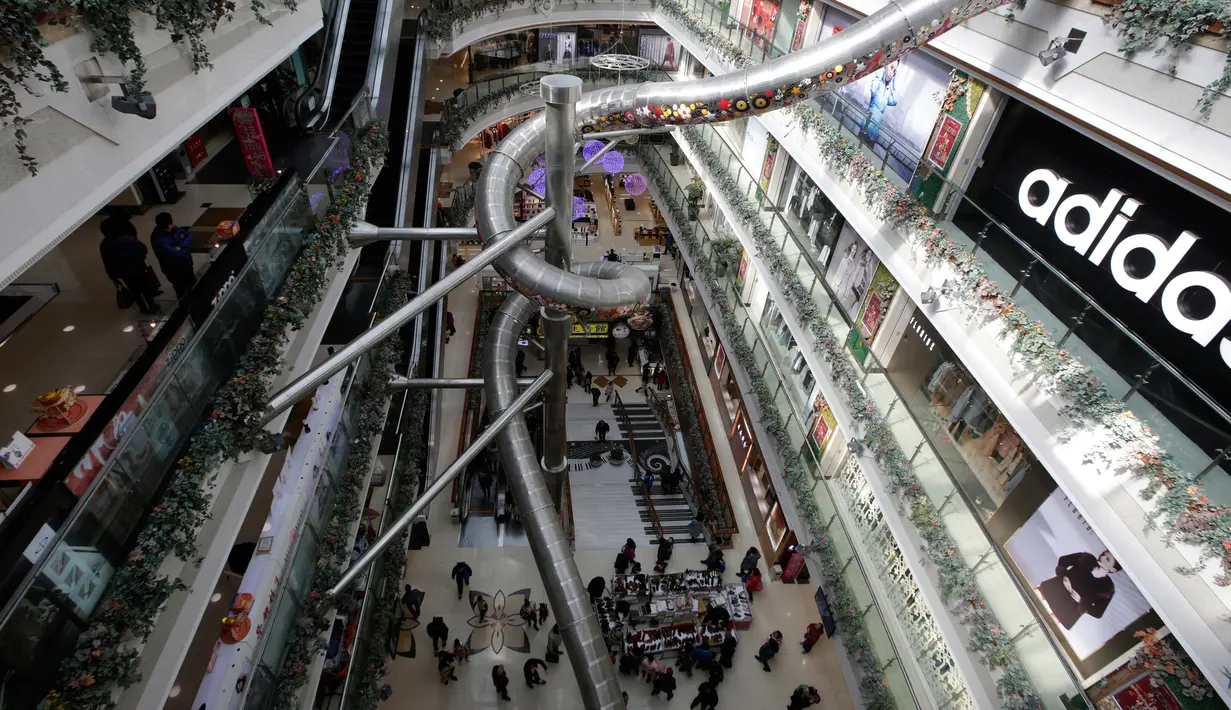Pemandangan dari perosotan setinggi lima lantai yang dibangun di dalam salah satu pusat perbelanjaan di Shanghai, China, Selasa (16/2). Wahana permainan sepanjang 20 meter itu dibuka untuk umum pada 22 Februari mendatang. (REUTERS/Aly Song)