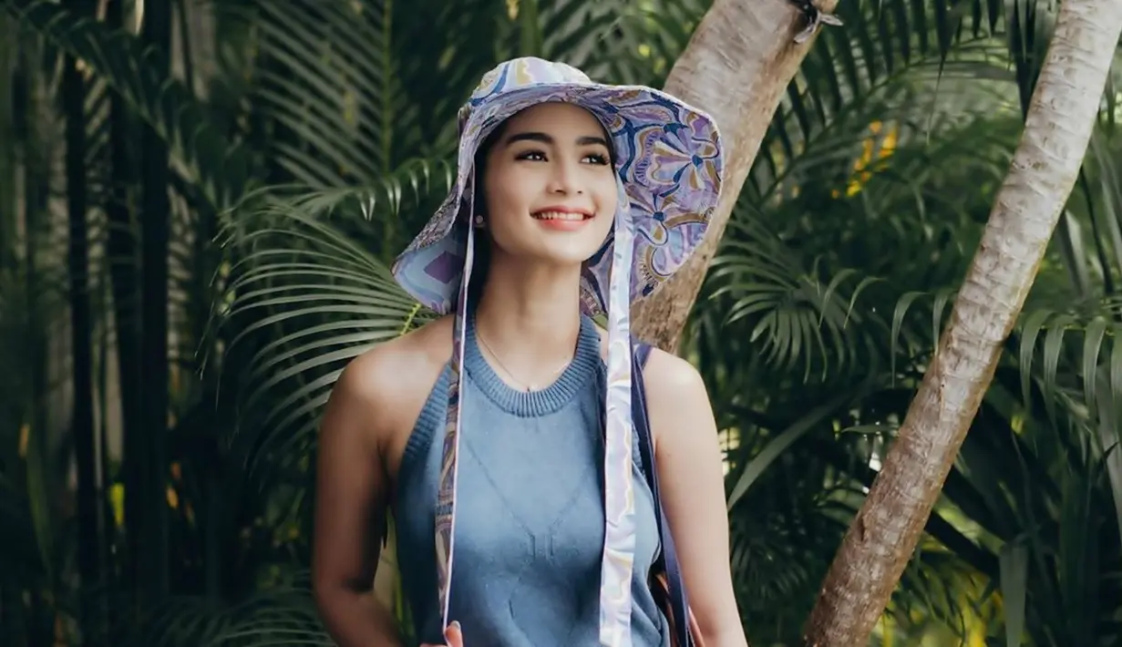 Mengawali karier sebagai Putri Pariwisata Jambi pada tahun 2013, kini sosok Debi Sagita sudah semakin populer di kalangan pecinta layar kaca. Hingga saat ini wanita yang sudah berusia 25 tahun ini sudah banyak membintangi berbagai judul FTV, beberapa kali ia terlibat dalam berbagai judul film hingga iklan.  (Liputan6.com/IG/@debisagita)