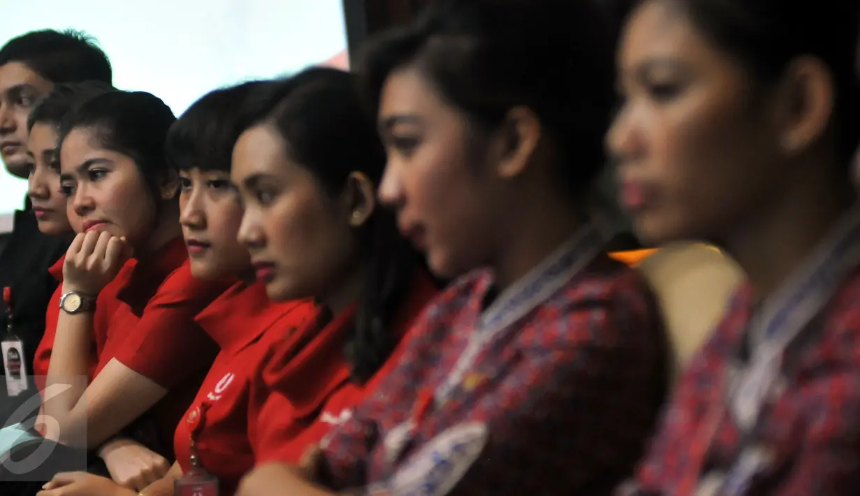 Sejumlah Pramugari Lion Air mengikuti Rapat Dengar Pendapat (RDP) antara pihak Management Lion Air dengan Komisi V DPR RI  di Kompleks Parlemen, Jakarta, Selasa (24/5). Rapat tersebut membahas pembekuan ‘groundhandling’. (Liputan6.com/Johan Tallo)