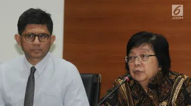 Wakil Ketua KPK Laode Muhammad Syarif (kiri) dan Menteri Lingkungan Hidup dan Kehutanan Siti Nurbaya (kanan) memberi keterangan di gedung KPK, Jakarta, Senin (21/5). (Merdeka.com/Dwi Narwoko)