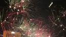 Warga saat menikmati malam tahun baru dengan dengan pertunjukan kembang api di Bundaran HI, Jakarta, Jumat (1/1/2016) malam. Kemeriahan kembang api tersebut merupakan bentuk perayaan pergantian tahun 2015 menuju 2016. (Liputan6.com/Angga Yuniar)