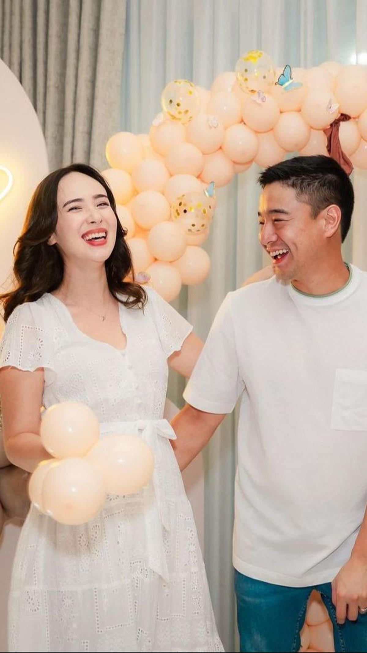 Lewat akun Instagramnya @pammybowie, Pamela dan Armand Gunawan membagikan berita kehamilan tersebut tepat di Hari Natal.<br>